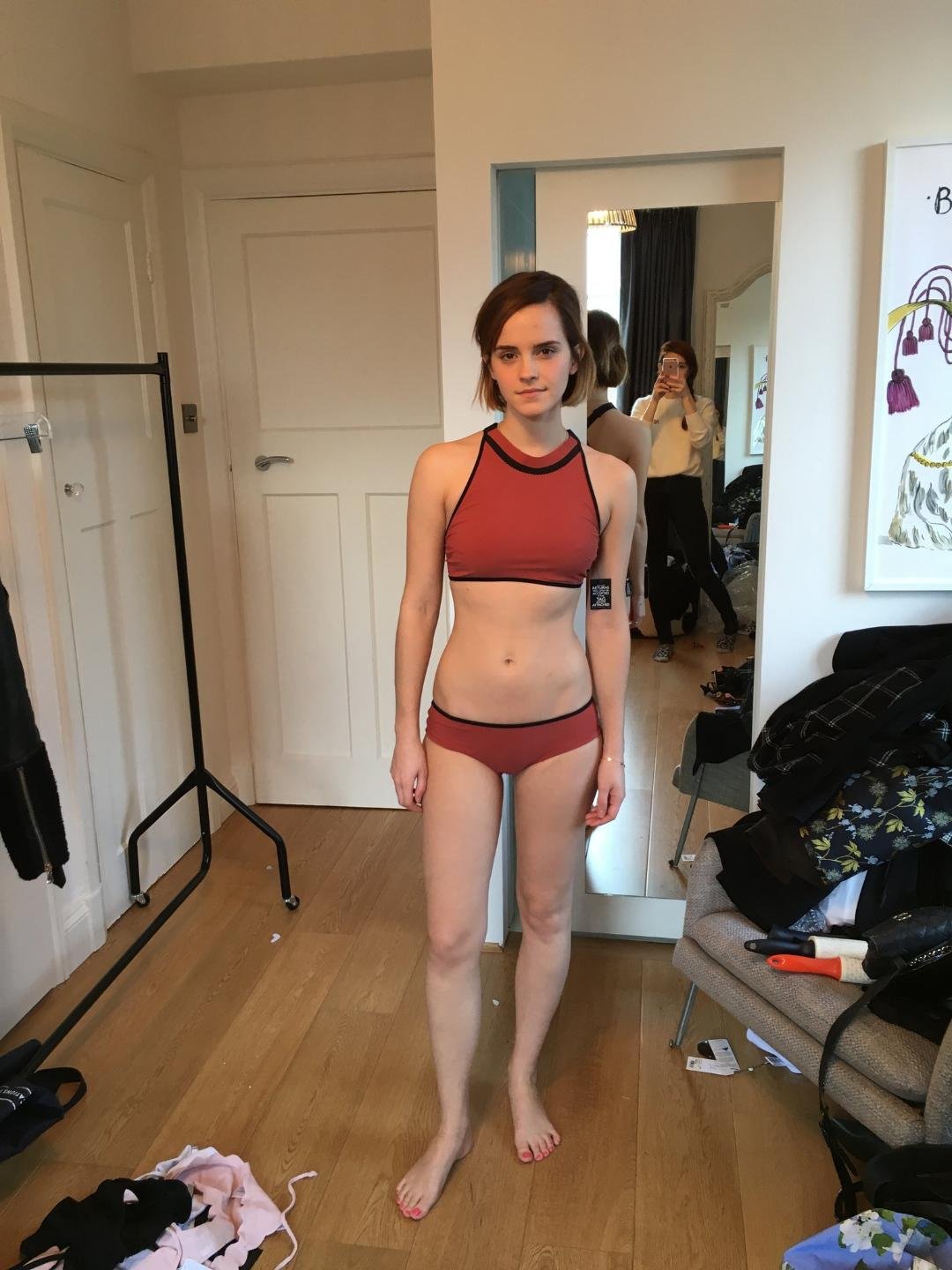 LAdDFQMM Emma Watson Bikini Leak 18.jpg